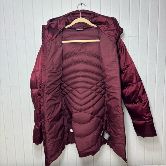 The North Face Women's Burgundy Puffer Jacket Size XL - Picture 6 of 15
